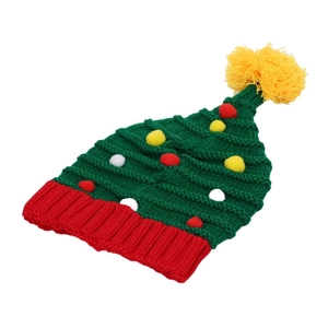 Detail der grünen Tannenbaum-Strickmütze mit bunten Pompons und rotem Strickbund