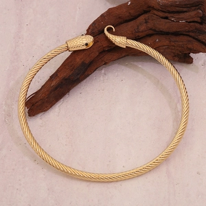 Collana a serpente dorata con trama a corda ritorta e occhi in pietra nera