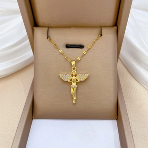 Collier pour Femme avec Pendentif Ange en Prière Chaîne en Acier Inoxydable Cuivre Micro-pavage Strass Bijoux Dorés Cadeau