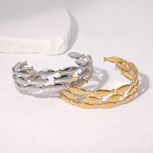 Bracciali aperti in acciaio inossidabile placcato oro 18k con design a pesce traforato