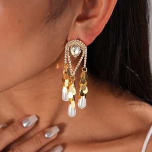 Détail de boucles d'oreilles franges plaquées or 18k avec strass et gouttes de perles