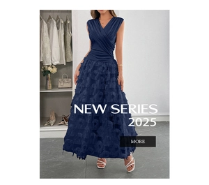 Détail de la robe maxi bleu marine sans manches avec col en V et jupe à franges à étages