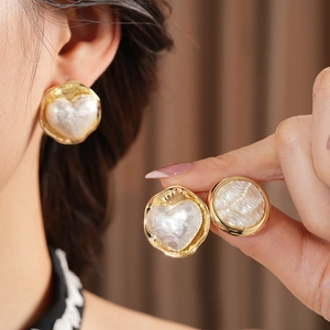 Détails de boucles d'oreilles cœur et rondes plaquées or 16K avec nacre sur le modèle