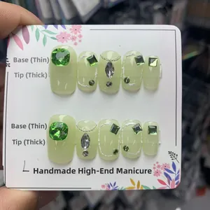 Détail de faux ongles faits main taille L, vert clair avec strass luxueux et perles élégantes