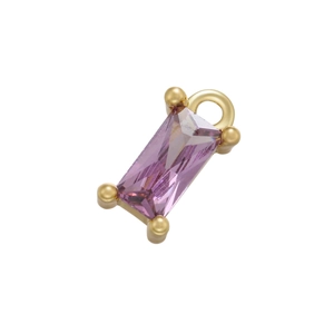 Macro d'un pendentif rectangulaire en zircon violet avec griffes et anneau dorés
