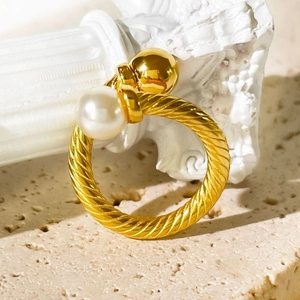 Crossed 18K gold-plated titanium steel ring with white pearl and gold bead details