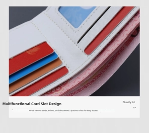 Details der weißen Brieftasche mit Kreuzmaserung, Kartenfächern und Sichtfenster