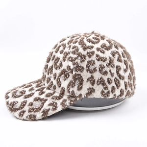 Détail de la casquette de baseball pelucheuse à motif léopard avec bord incurvé