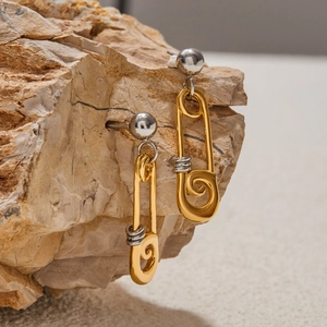 Boucles d'oreilles trombone en or 18K et acier inoxydable avec design de tourbillon doré