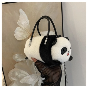 Dettaglio macro della borsa a cilindro panda in peluche con catena e manici