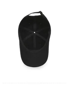 Vista interna del cappellino nero con cuciture rinforzate e fodera in cotone