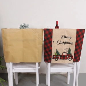 Weihnachtlicher Stuhlbezug aus Leinen mit rotem Karomuster und festlichem LKW-Motiv