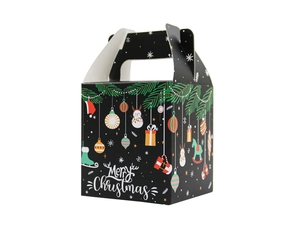 Détail de la boîte cadeau de Noël avec branches de pin, bonshommes de neige et texte