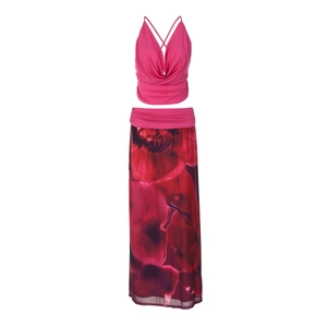 Détail de l'ensemble caraco rose et jupe longue en tulle à fleurs rouges sur fond blanc
