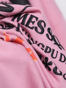 Nahaufnahme von rosa Strickstoff mit James Squad Siebdruck-Detail und Textur