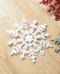 Dettaglio ravvicinato di fiocchi di neve glitterati bianchi, rossi e argento