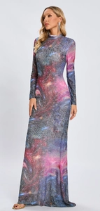 Détail de l'imprimé nébuleuse galaxie et strass brillants sur la robe longue à manches