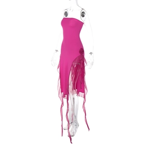 Détail de la robe bustier fuchsia avec ourlet asymétrique à volants et mesh cousu