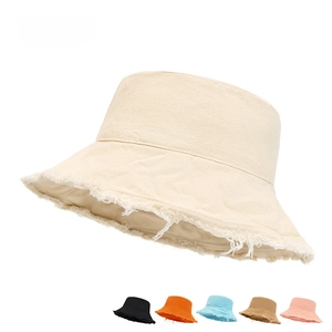 Cappello a secchiello in tela di cotone bianco sporco con bordi sfrangiati in 6 colori