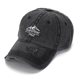 Détail de la broderie usée et de la texture coton lavé sur une casquette rétro