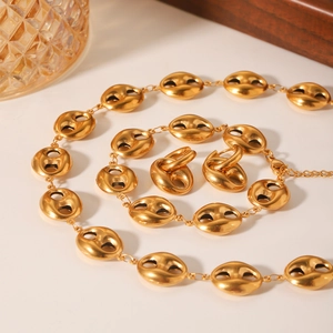 Vue détaillée de l'ensemble de bijoux dorés 18 carats avec colliers et boucles d'oreilles