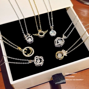 Elegante Titanstahlhalsketten mit verschiedenen Anhängern in einer weißen Geschenkbox