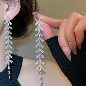 Boucles d'oreilles pendantes en argent avec glands en zircone baguette en forme de V