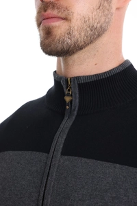Détail du cardigan pour hommes avec empiècements contrastés et col montant zippé