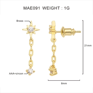 Vue détaillée de boucles d'oreilles étoile dorée avec zircon et dimensions précises