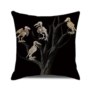 Détail de la housse de coussin d'Halloween noire avec corbeaux squelettes sur branches