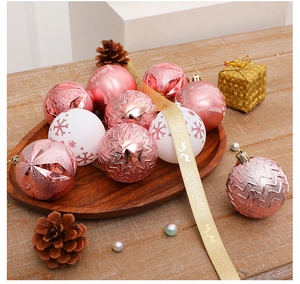 Détails de boules de Noël roses et blanches avec vagues pailletées et motifs flocons