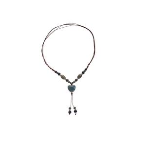 Collier ethnique avec pendentif cœur en céramique, cordon tressé brun et perles