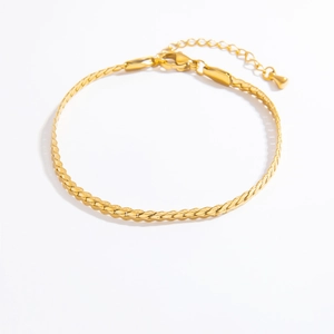 Detailed shot of 18k gold herringbone chain with lobster clasp and extension