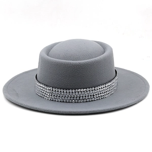 Dettaglio cappello boater grigio a tesa larga con quattro file di cinturini in strass