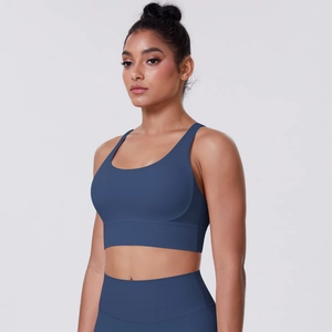 Dettaglio del reggiseno sportivo blu navy e leggings che mostrano la vestibilità aderente