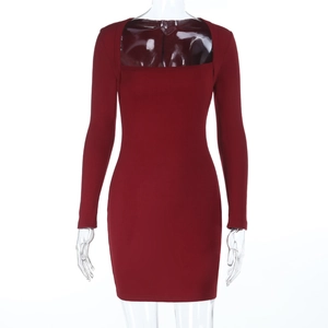 Abito aderente rosso scuro a maniche lunghe con scollo quadrato e trama in maglia a coste