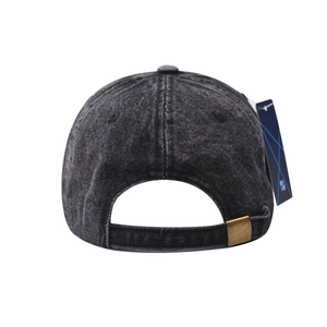Détail de la casquette en denim noir délavé avec boucle réglable en bronze antique