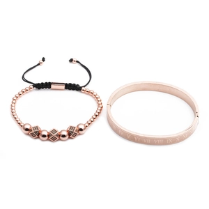 Set bracciale regolabile in oro rosa con perline e polsino con numeri romani e zirconi neri