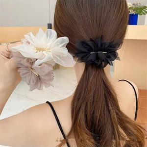 Pince à cheveux élégante avec fleurs en mousseline noir, blanc et champagne pour femme
