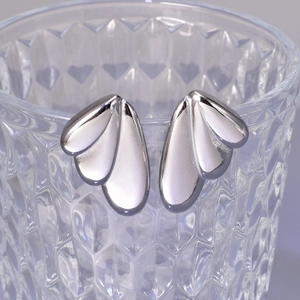 Minimalistische Edelstahl-Ohrstecker in Engelsflügel-Optik, poliertes Silber-Finish