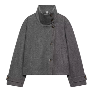Détail d'une veste courte en laine grise avec col montant et boutons en résine