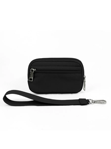 Detalle del bolso de muñeca de nailon negro con cremalleras dobles y correa desmontable