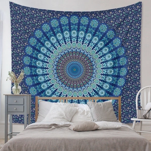 Tenture murale mandala bleu foncé avec des motifs floraux de style bohème