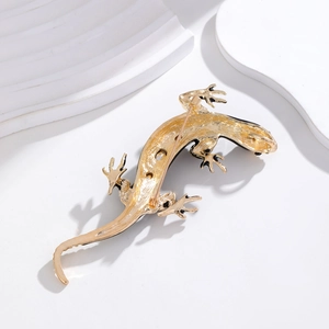 Vue arrière détaillée d'une broche lézard vintage avec fermoir à épingle sécurisé