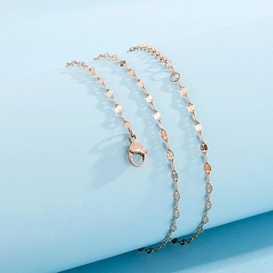Detail van een roségouden roestvrijstalen lippenketting met karabijnsluiting en verlenging
