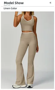Dettaglio del set yoga color lino con canotta a scollo a V e pantaloni svasati a vita alta