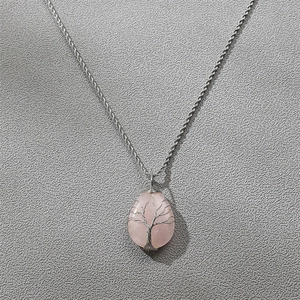 Collana con pendente a goccia in quarzo rosa, albero della vita e catena a fune