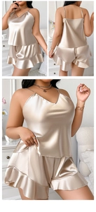 Dettaglio del set da notte in raso champagne con canotta scollo a V e shorts a balze