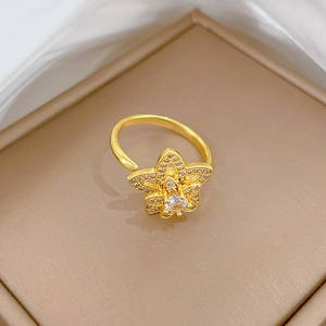 Detail eines verstellbaren goldenen Doppelblumenrings mit Pavé-Kristallen in der Box