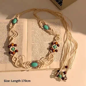 Détail de la chaîne de taille bohème tissée main avec pierres turquoise et perles en bois